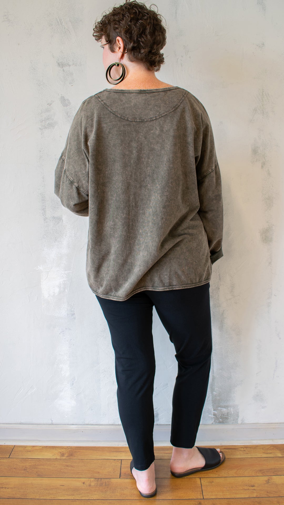 Pullover in Olive Mineral Wash