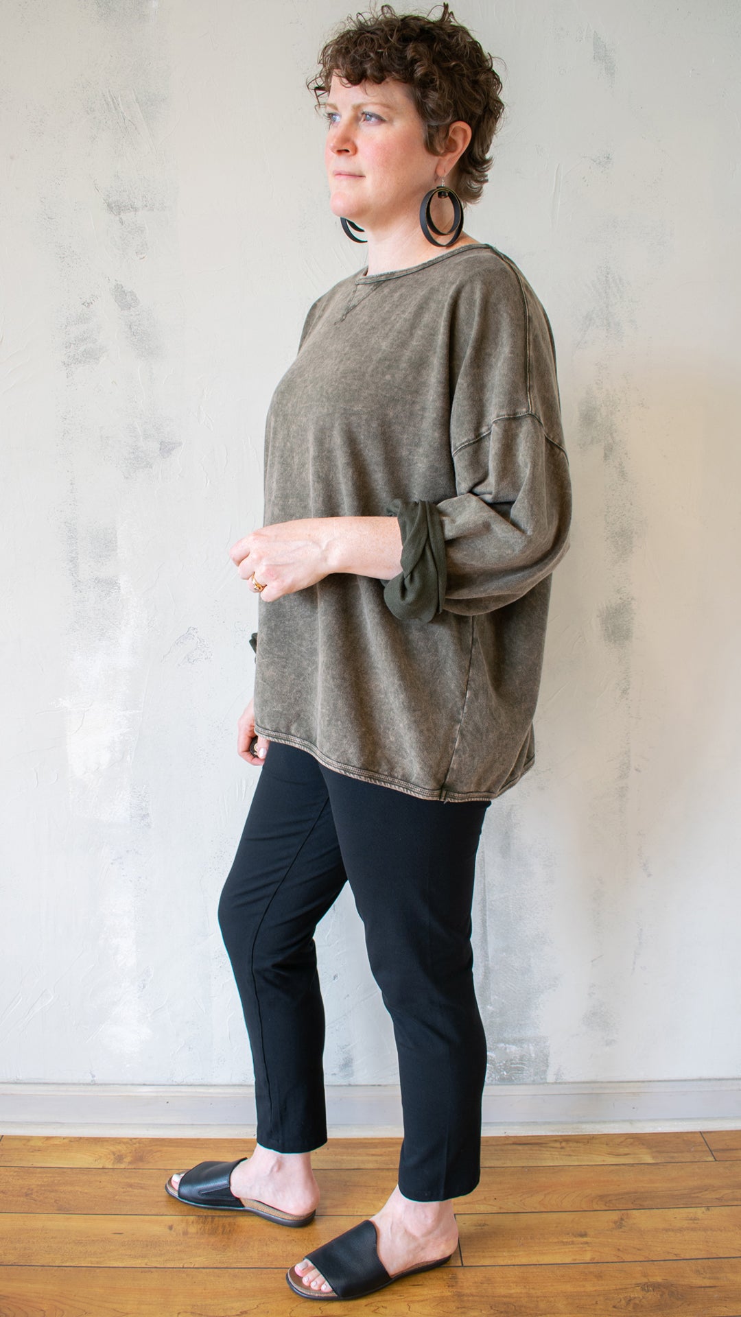 Pullover in Olive Mineral Wash