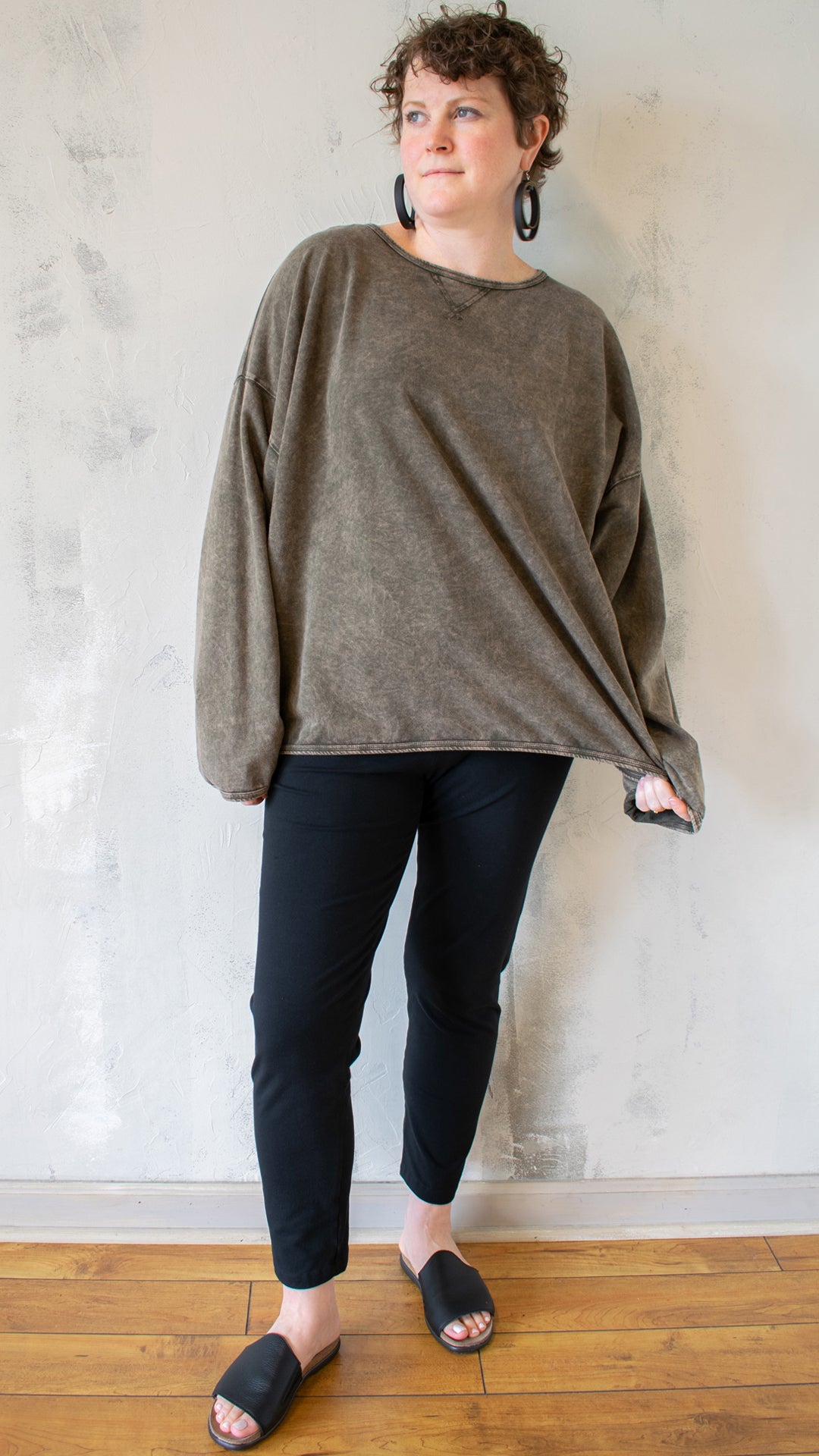 Pullover in Olive Mineral Wash