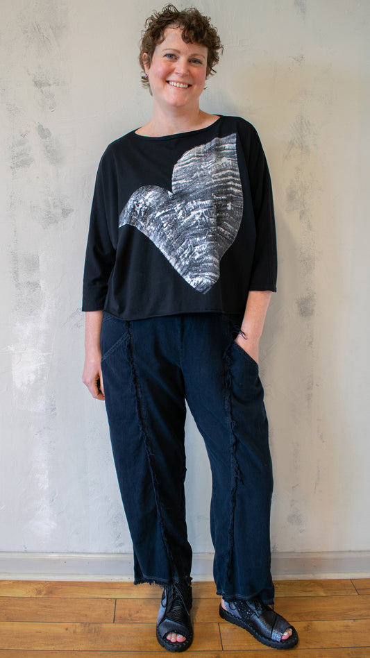 Luna T in Black Graphic