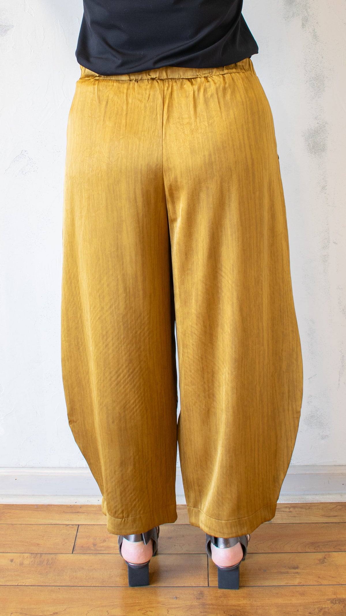 Sculpted Pleat Barrel Pant – Gold