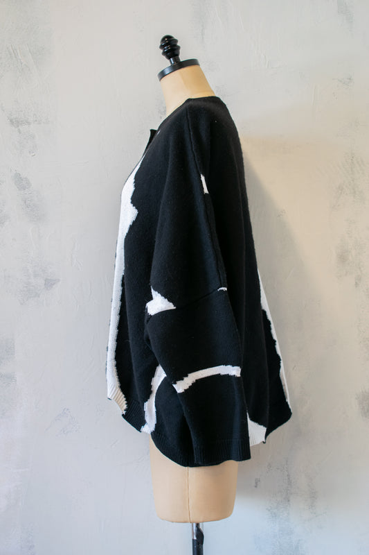 Moyuru; Black and White Sweater