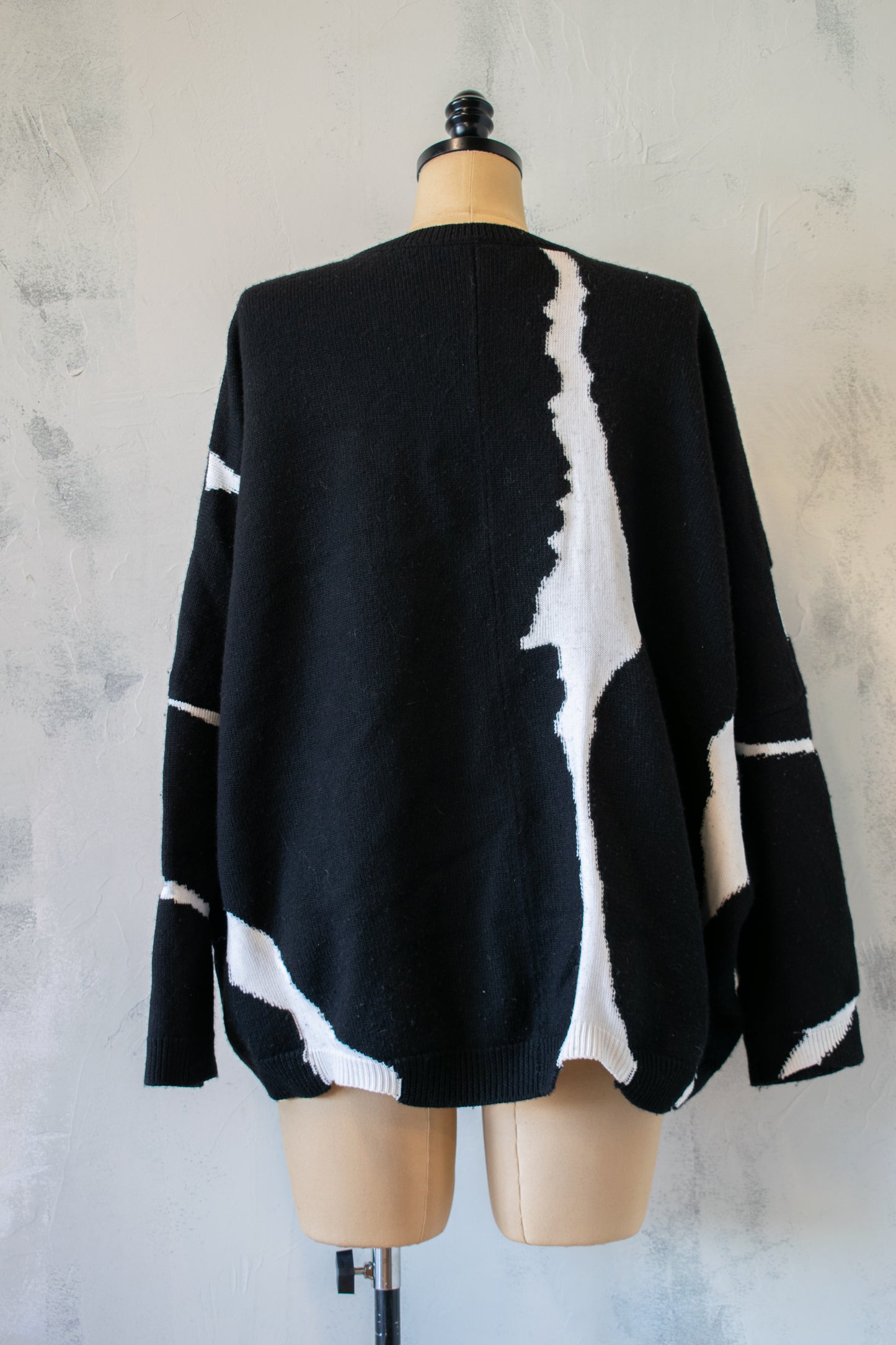 Moyuru; Black and White Sweater