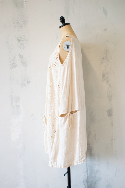 Bodil: Eyelet Linen Tunic