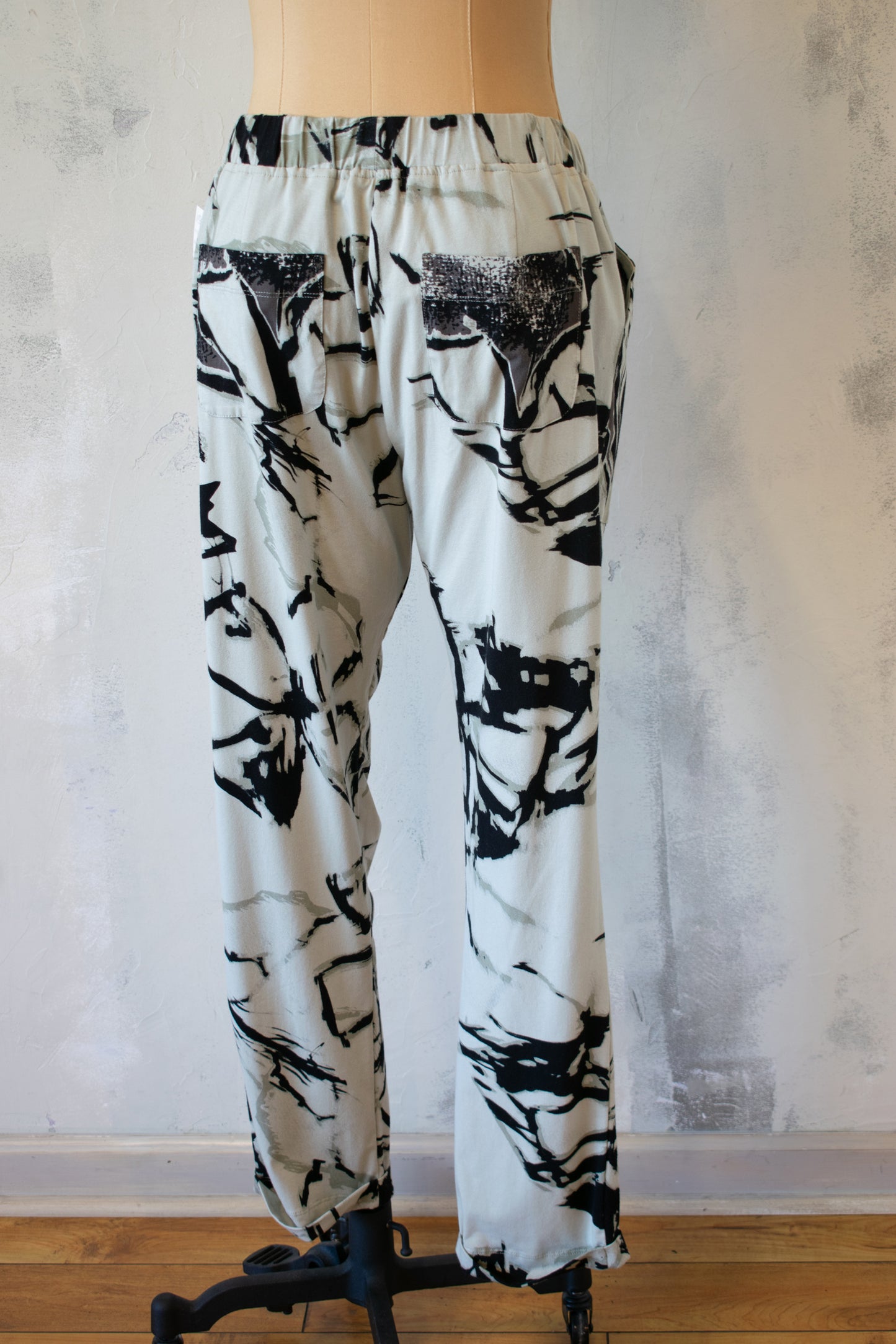 Alembika: NWT, Graphic Jogger