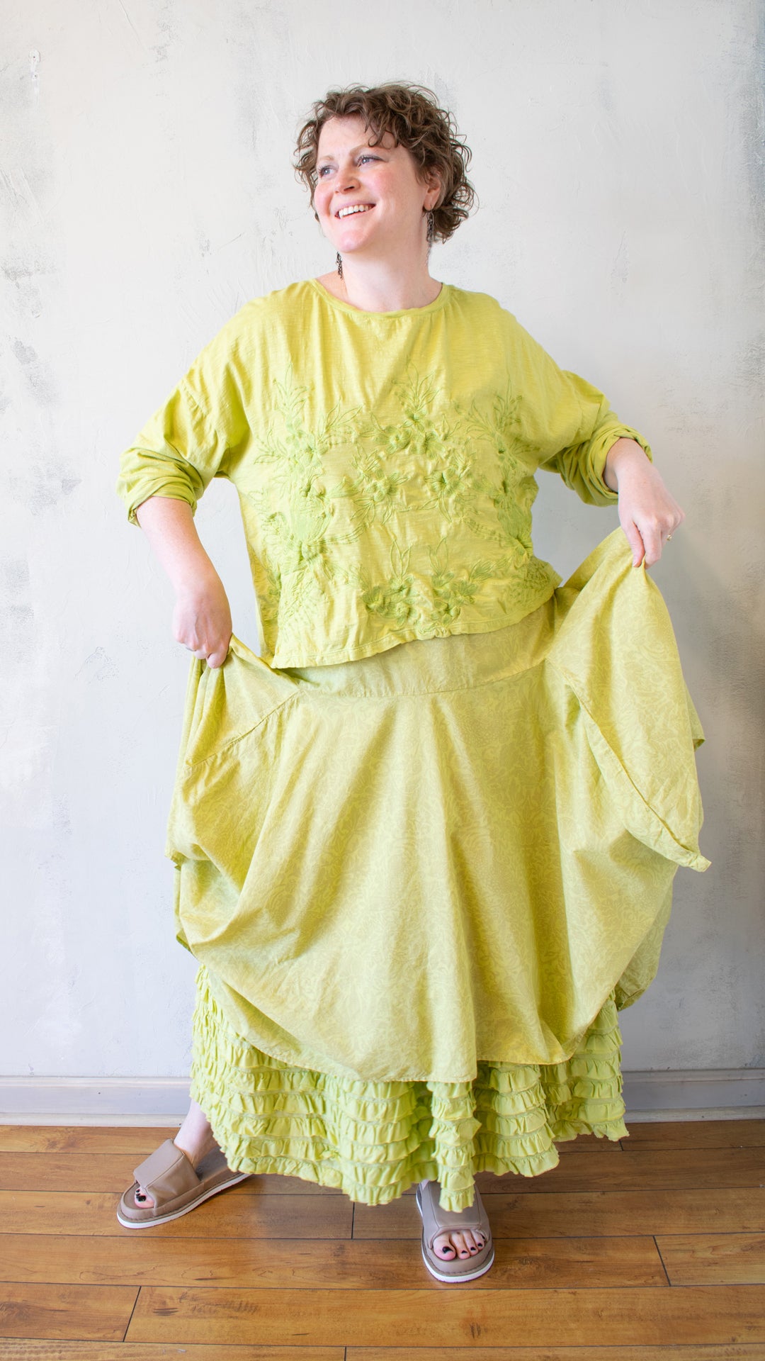 Crop Thread Embroidery T-Shirt Long Sleeve in Pear