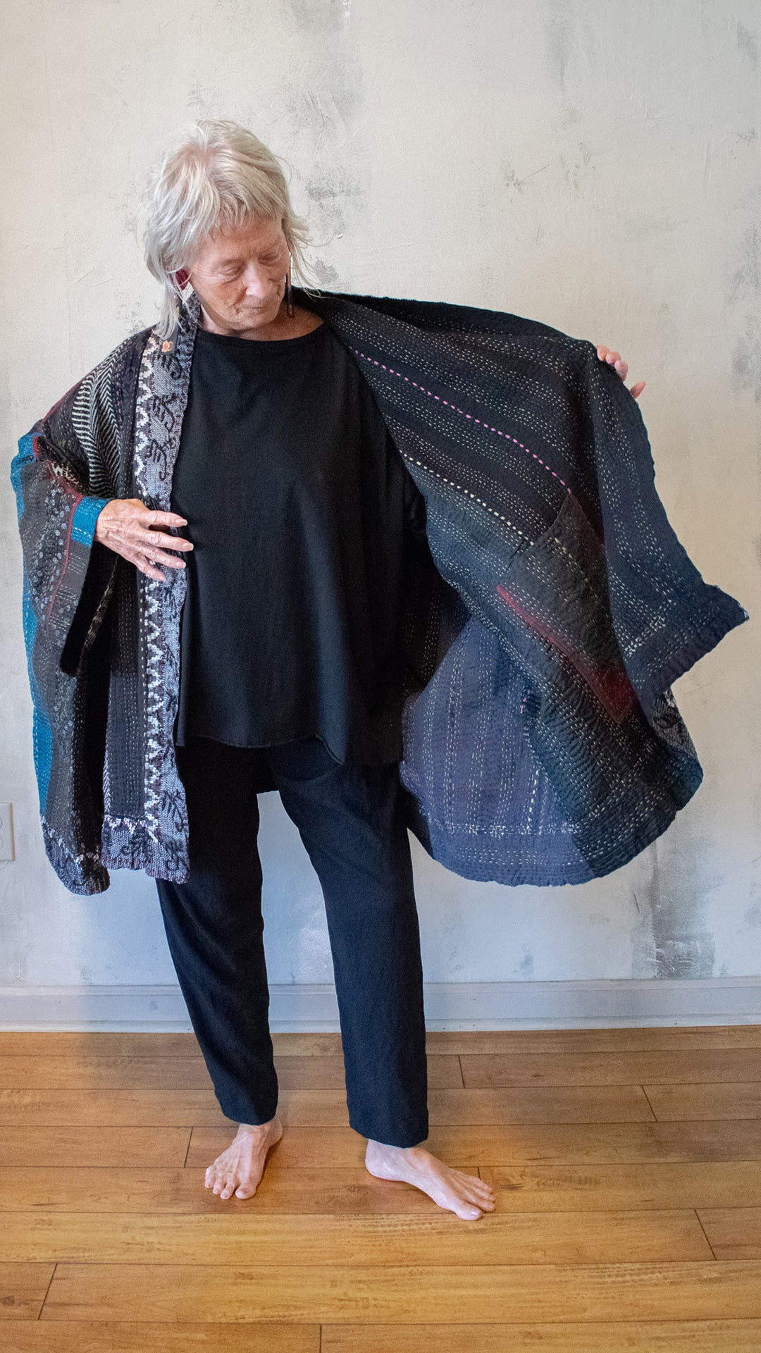 PR4323-CBLKA STRIPE RALLIS KANTHA DOUBLE COLLAR PONCHO