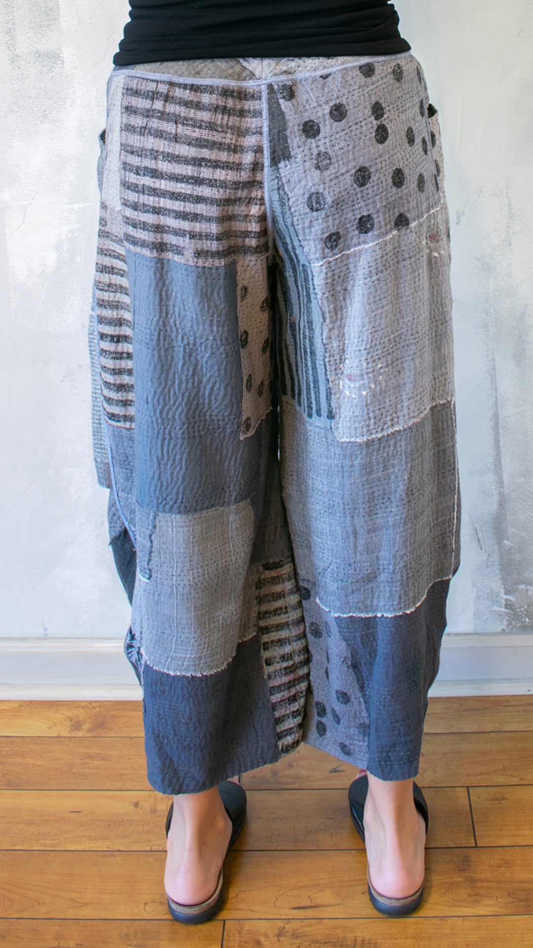 FI2625-CGRYS FRAYED PATCH KANTHA KNEE TUCKED PANTS