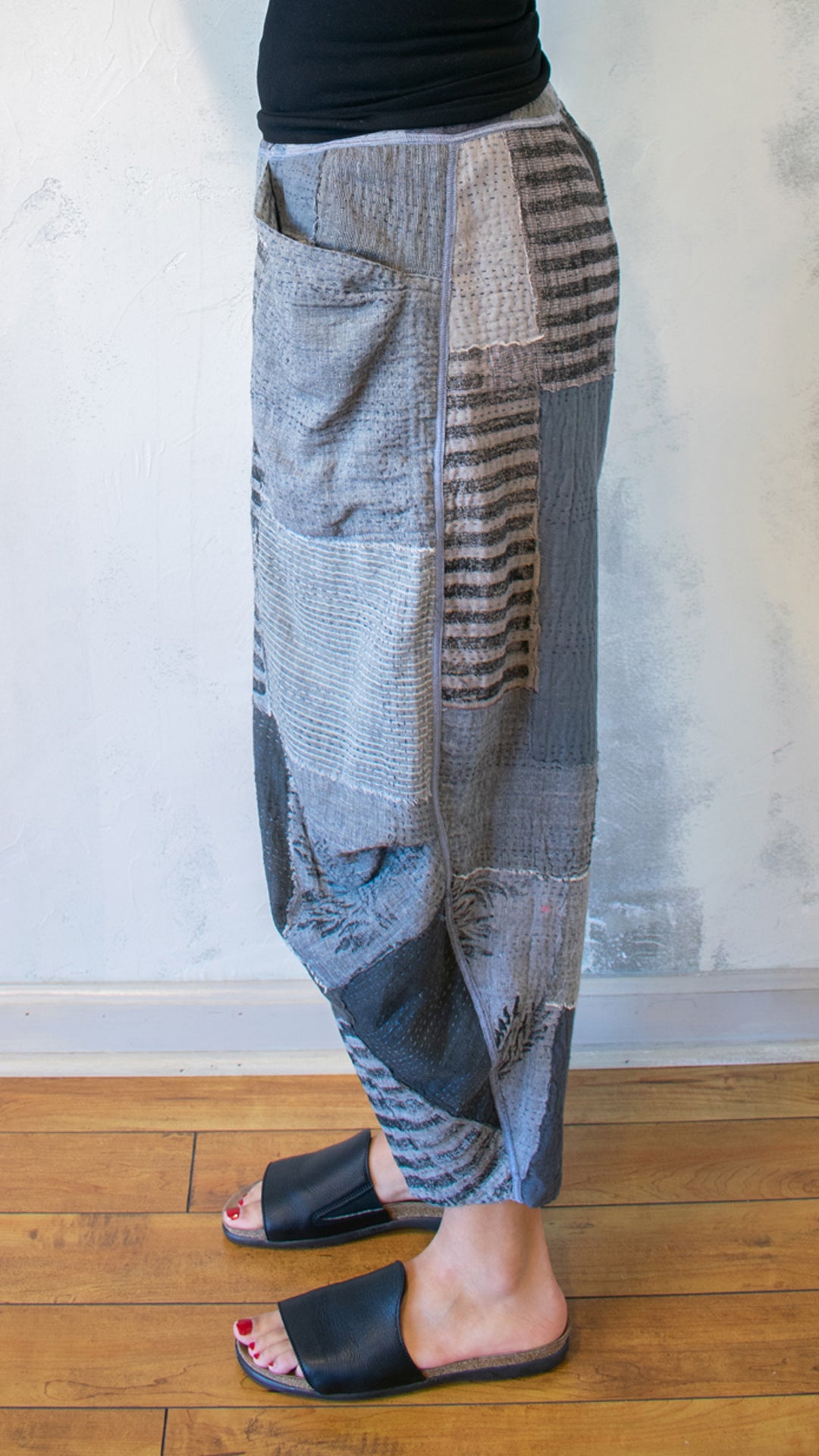 FI2625-CGRYS FRAYED PATCH KANTHA KNEE TUCKED PANTS