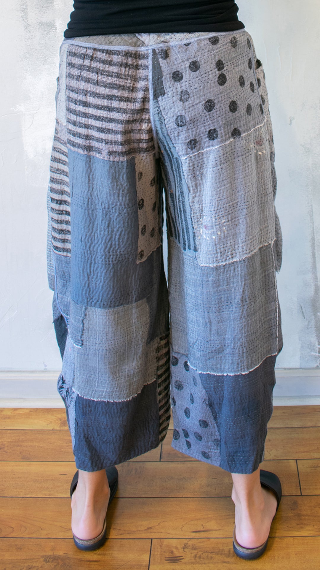 FI2625-CGRYS FRAYED PATCH KANTHA KNEE TUCKED PANTS