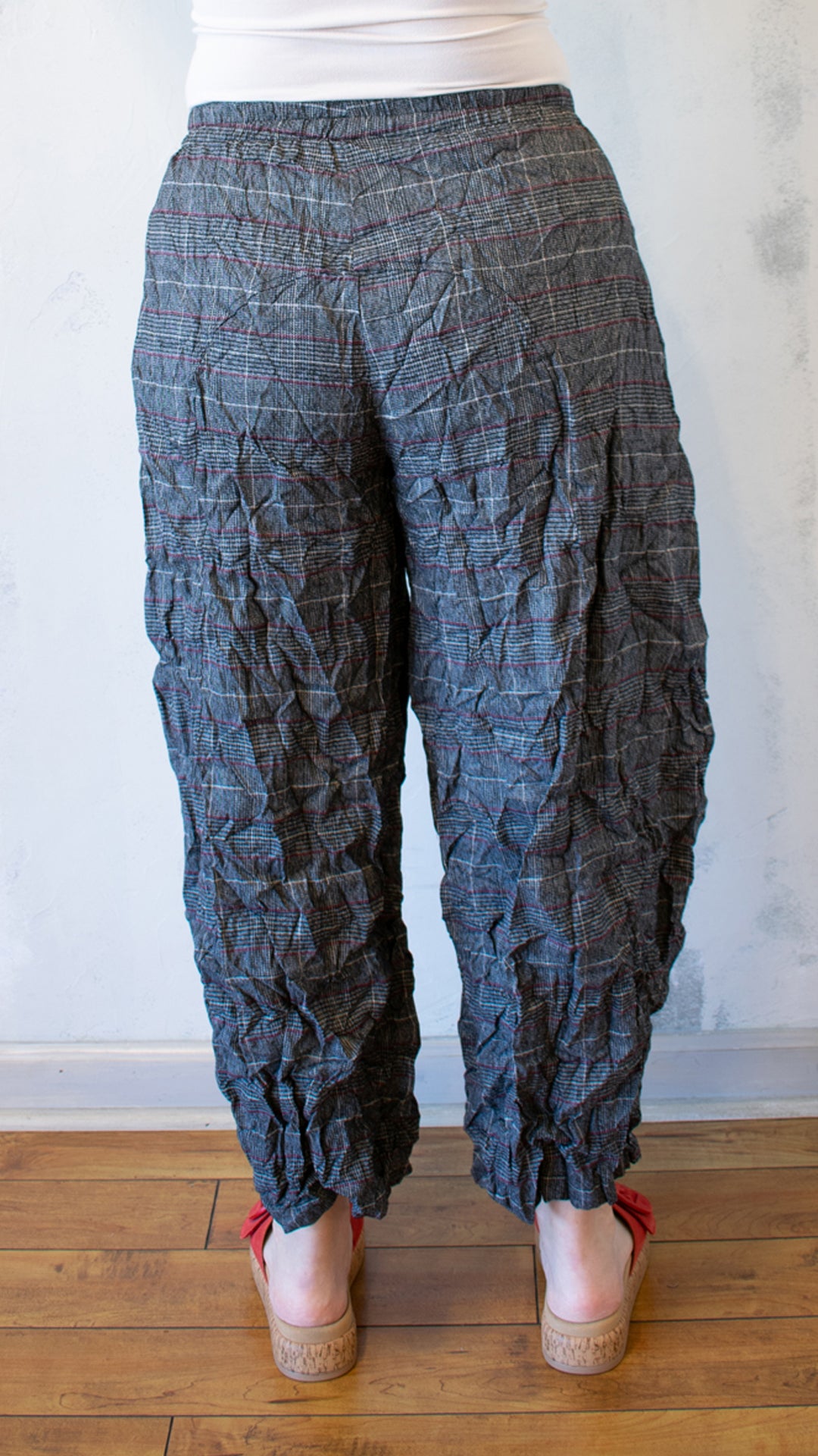 Crinkle Barrel Pant in Grey Plaid
