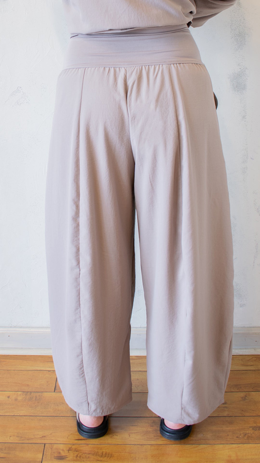 Basti V Pant in Taupe