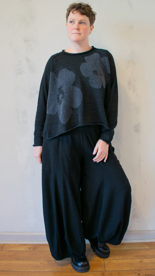 Intarsia Knit Flower Pullover in Black with Grey