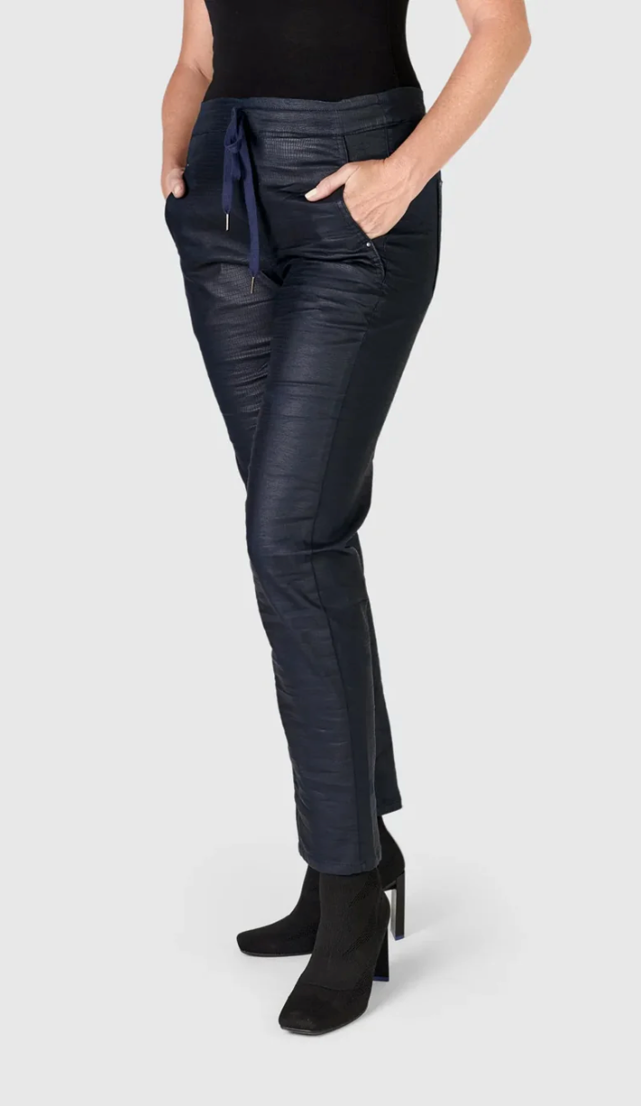 Iconic Denim in Metalic Navy