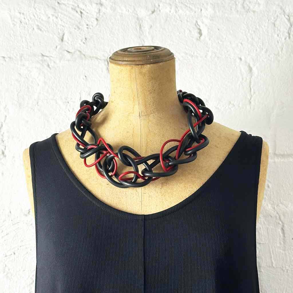 Short Chaotic Necklace in Black&Red