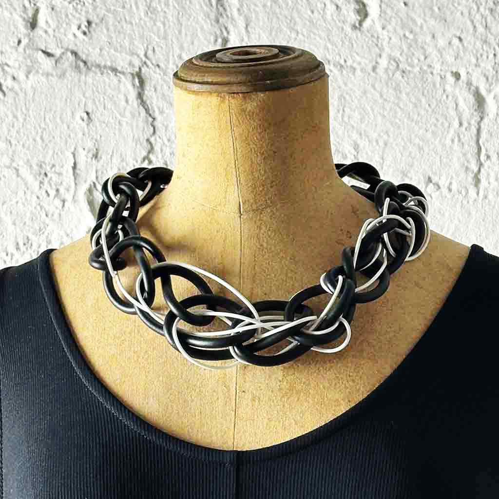 Short Chaotic Necklace in Black&White