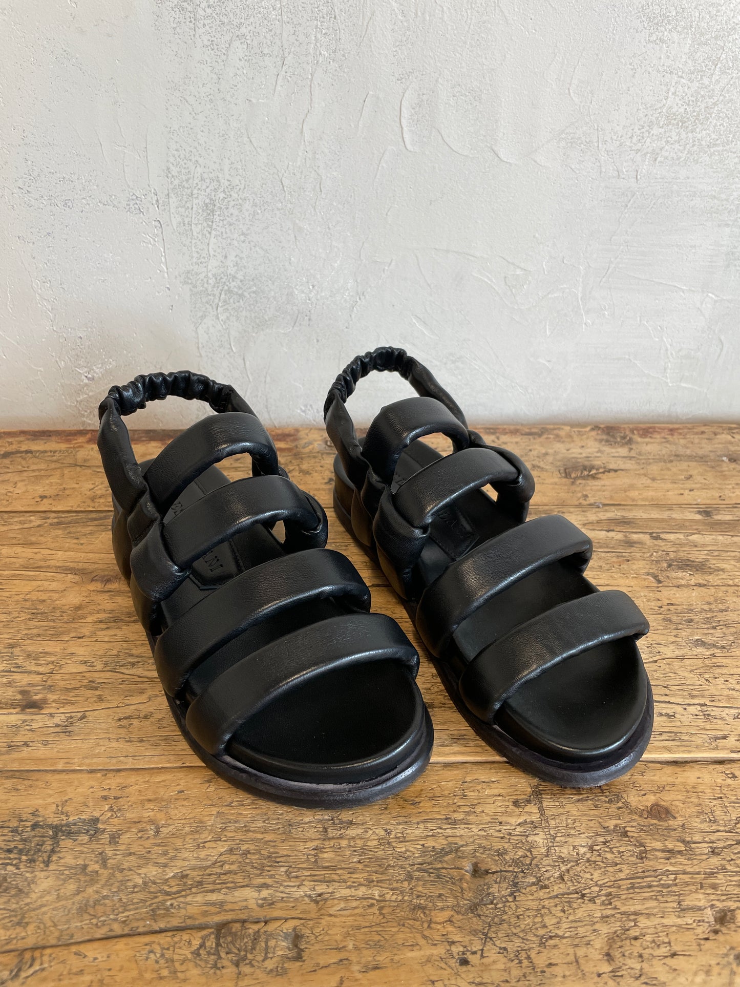 Fox Puff Sandal in Nero