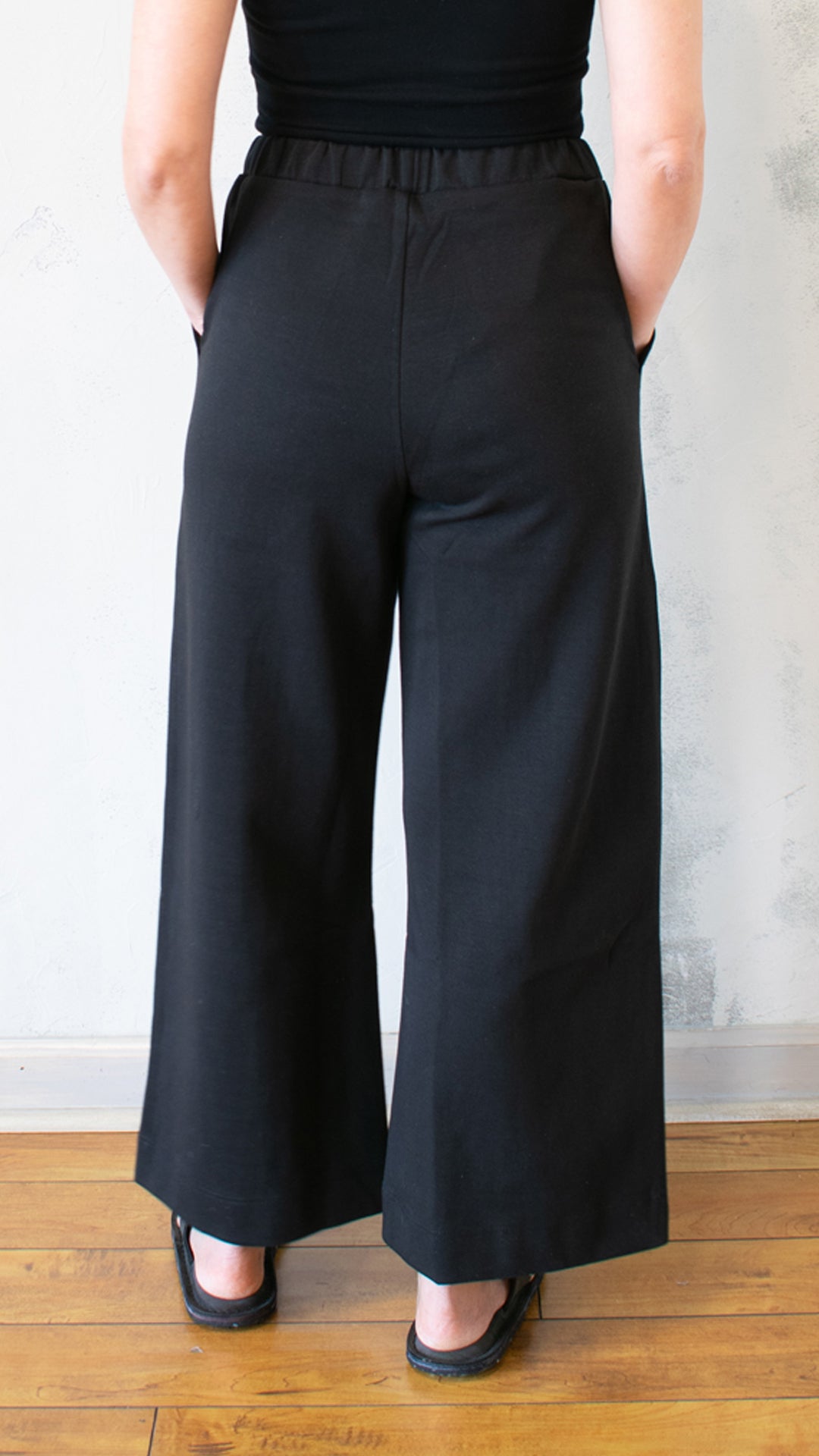 Essential Crop Black Pant