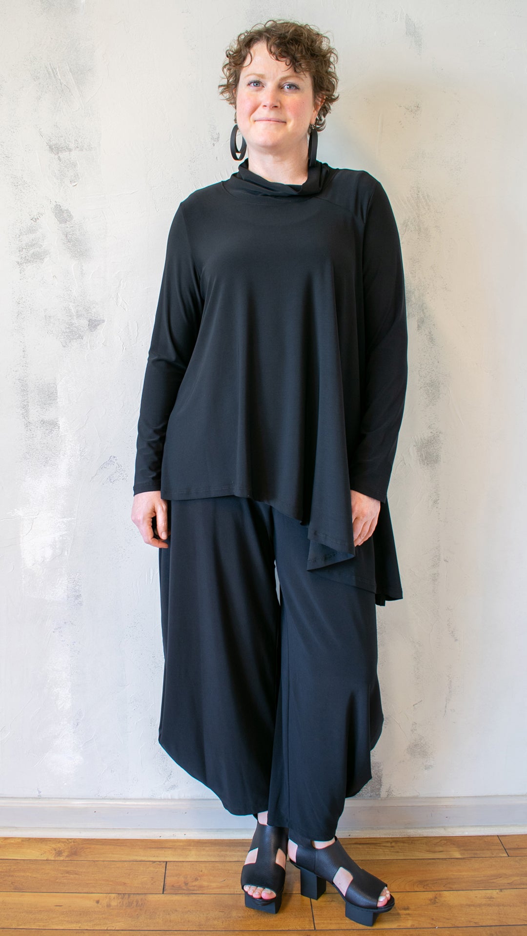 Janira in Black