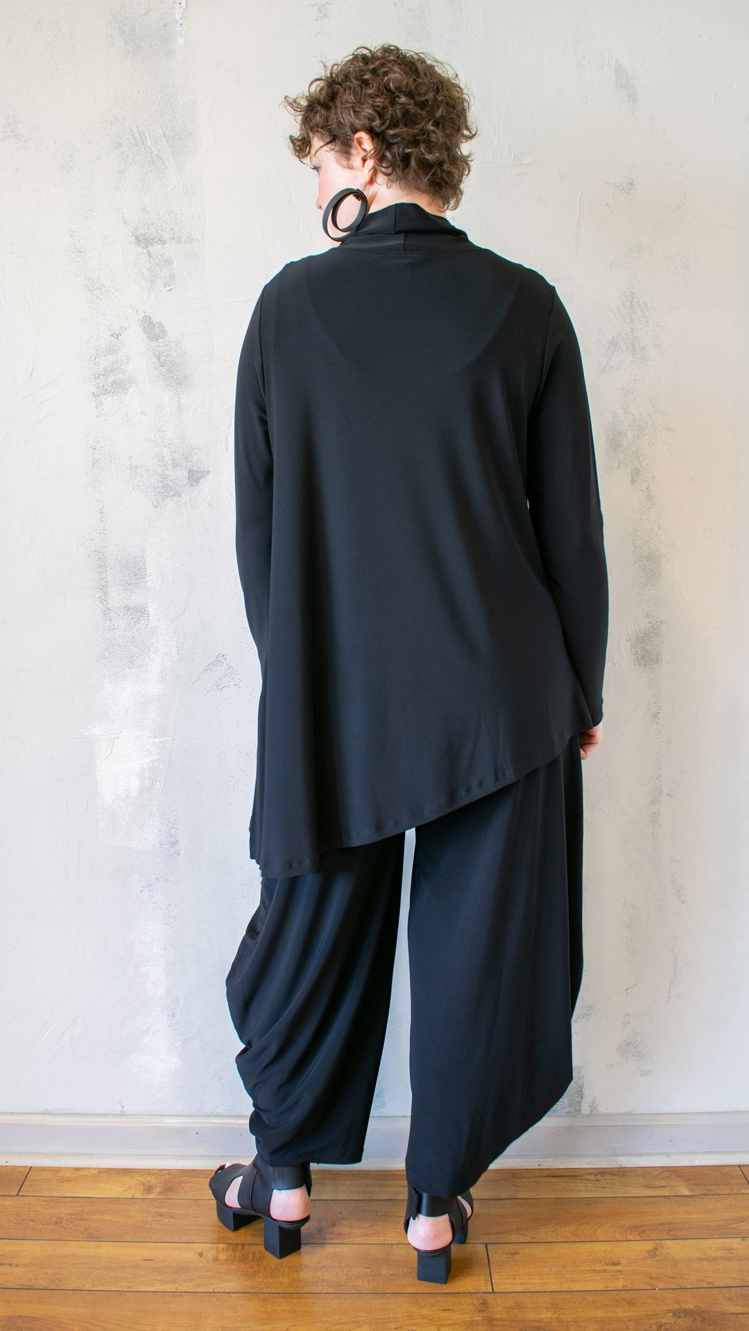 Janira in Black