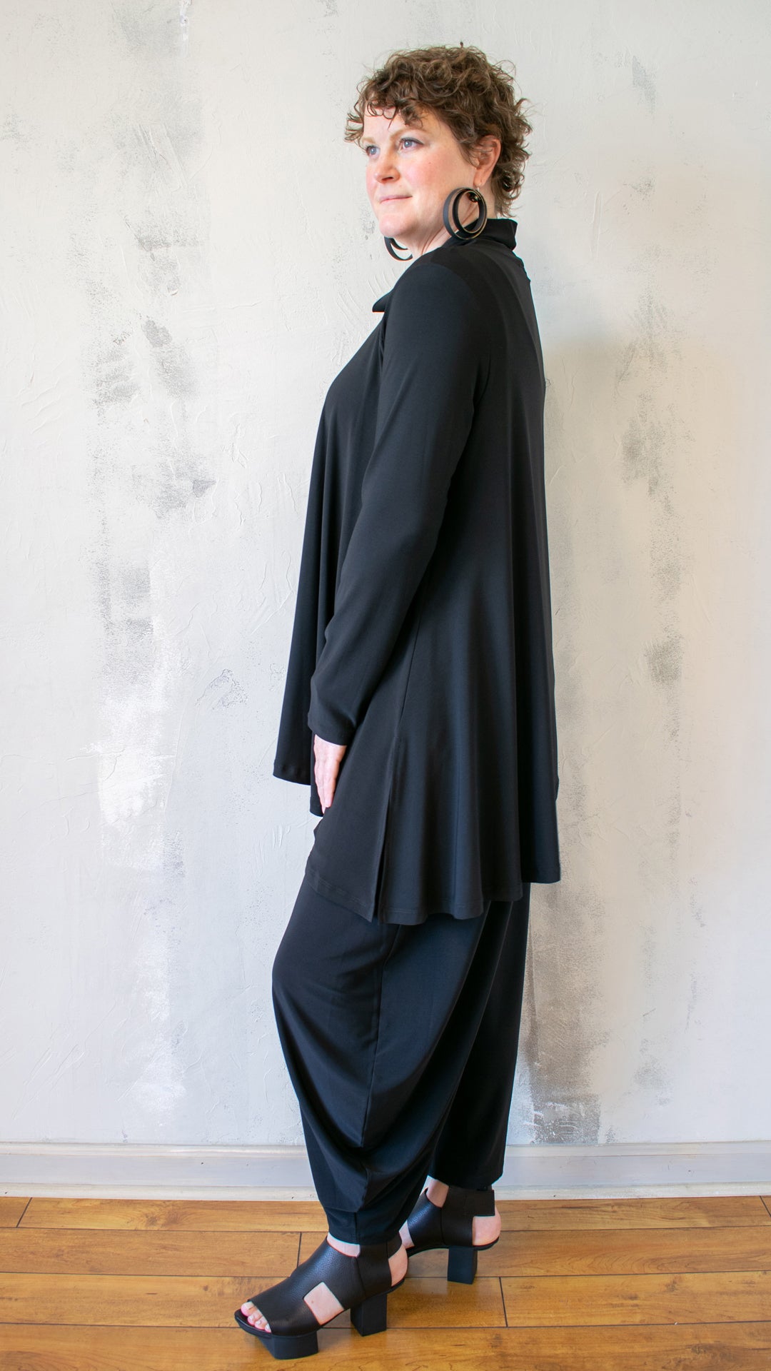 Janira in Black