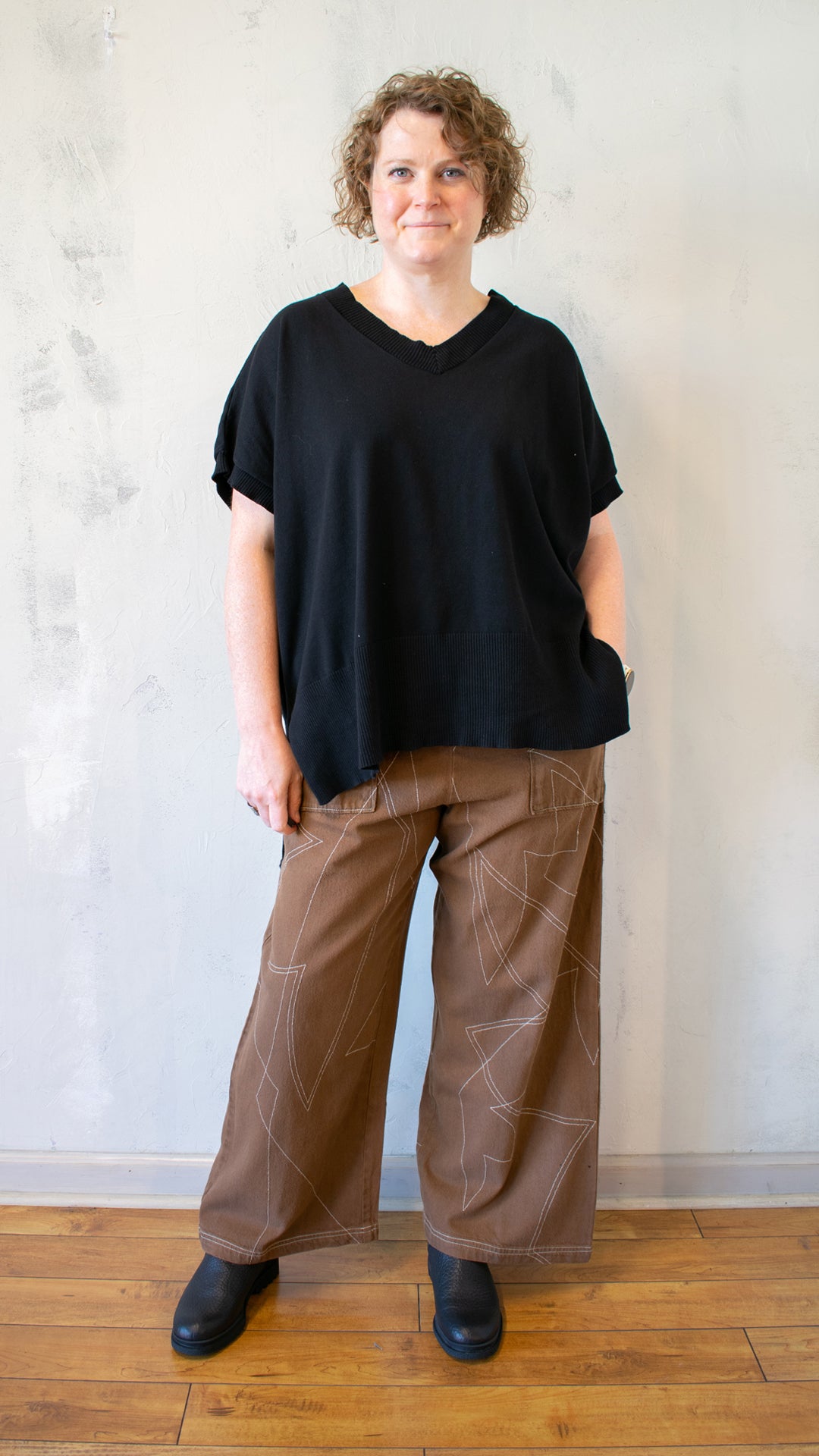 Bobbi Sleeveless Pullover in Black