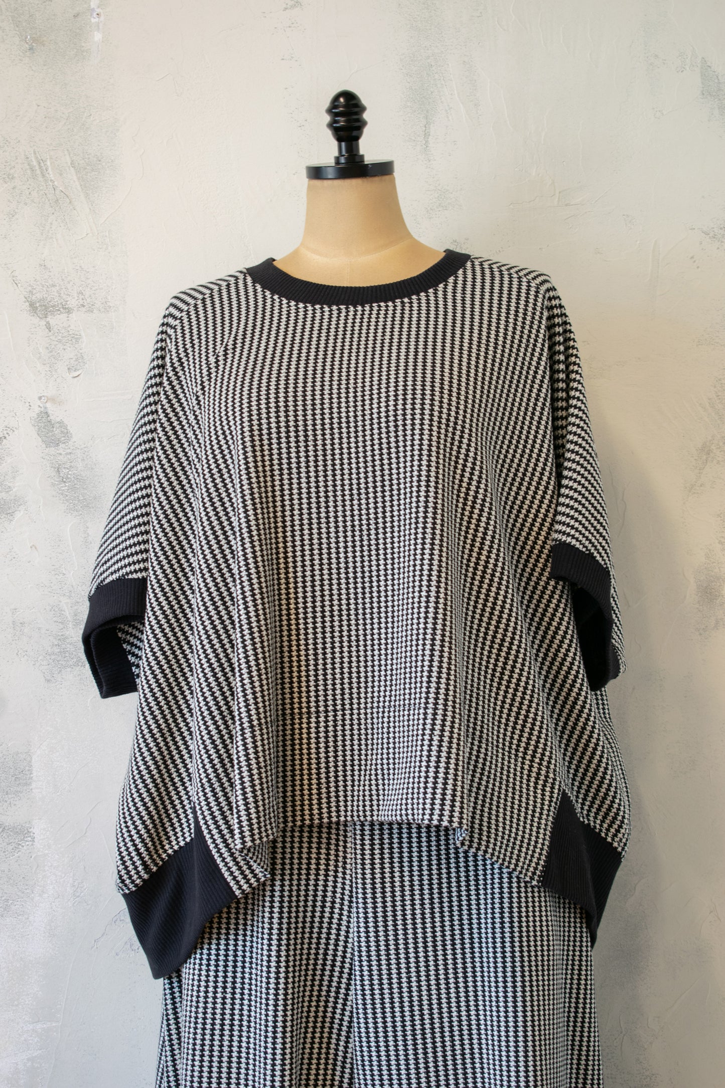 Alembika; Black and White Check Knit Pullover