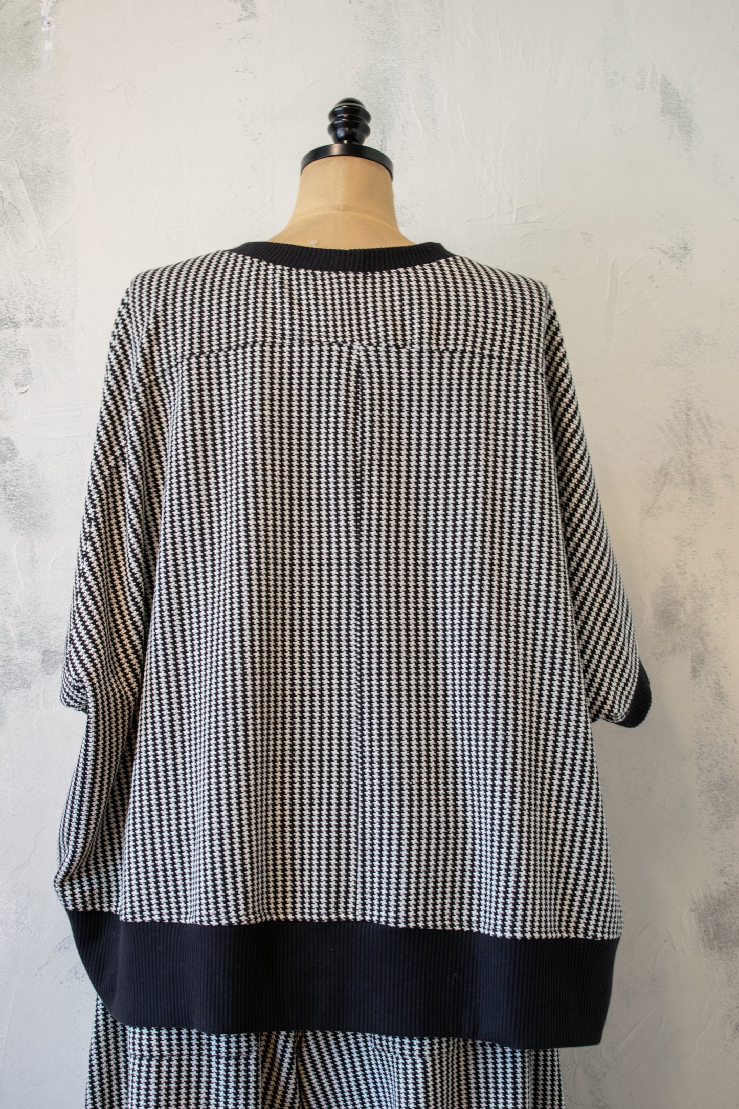 Alembika; Black and White Check Knit Pullover