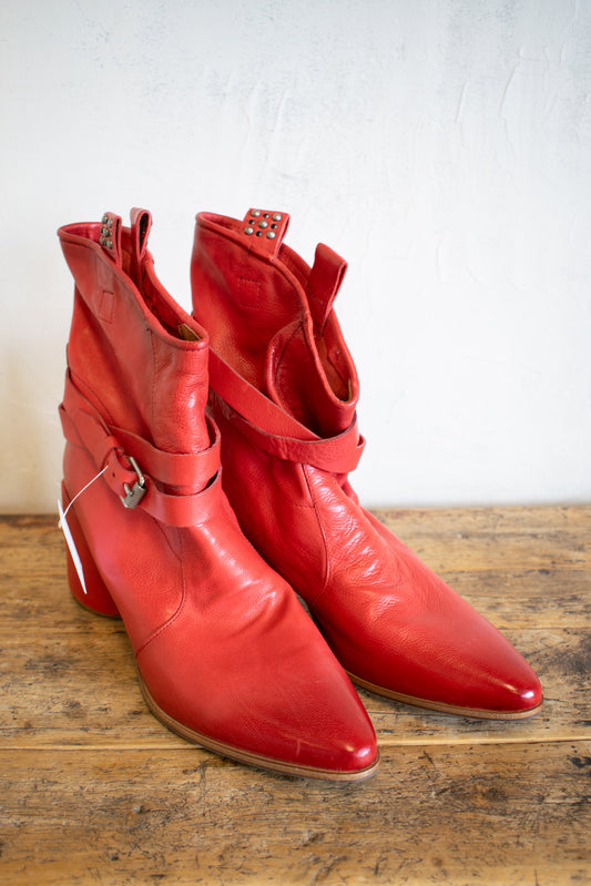 AS98: Red Boot