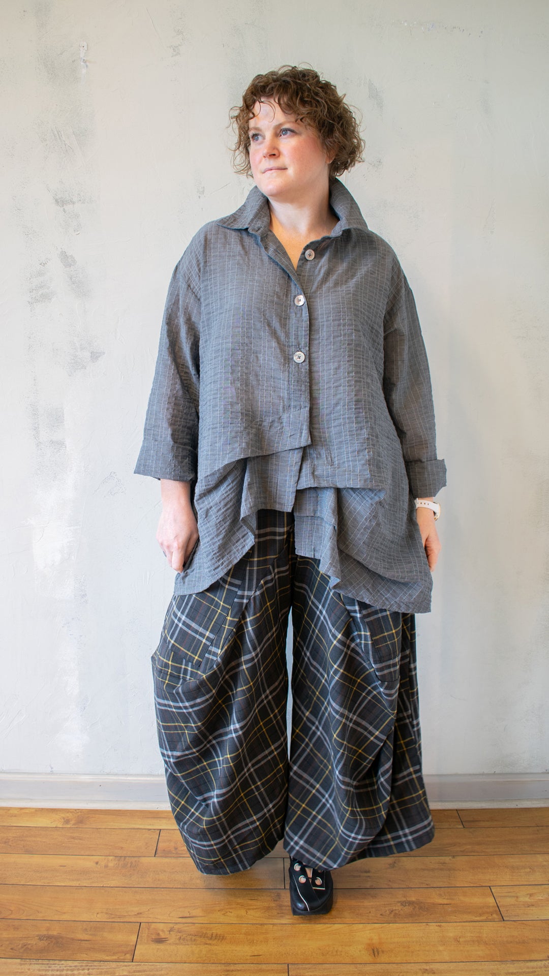 Folded Pullover Shirt in Grey Bubble