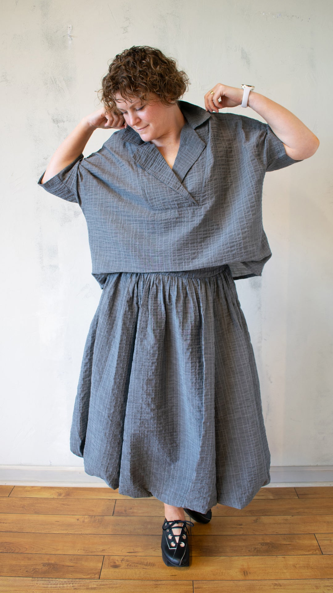 Hi-Lo Collar Pullover in Grey Bubble