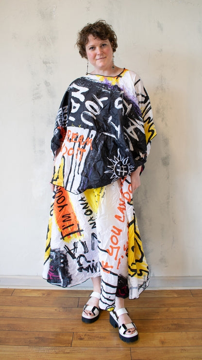 Pillow Top in White Graffiti