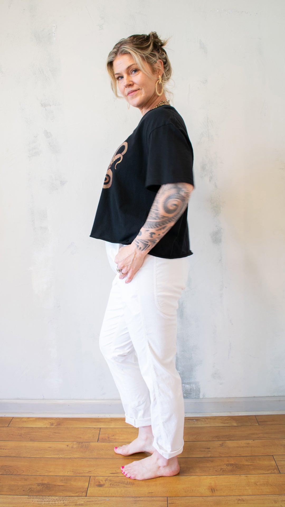 Octopus in Meta Glasses Cropped Tee
