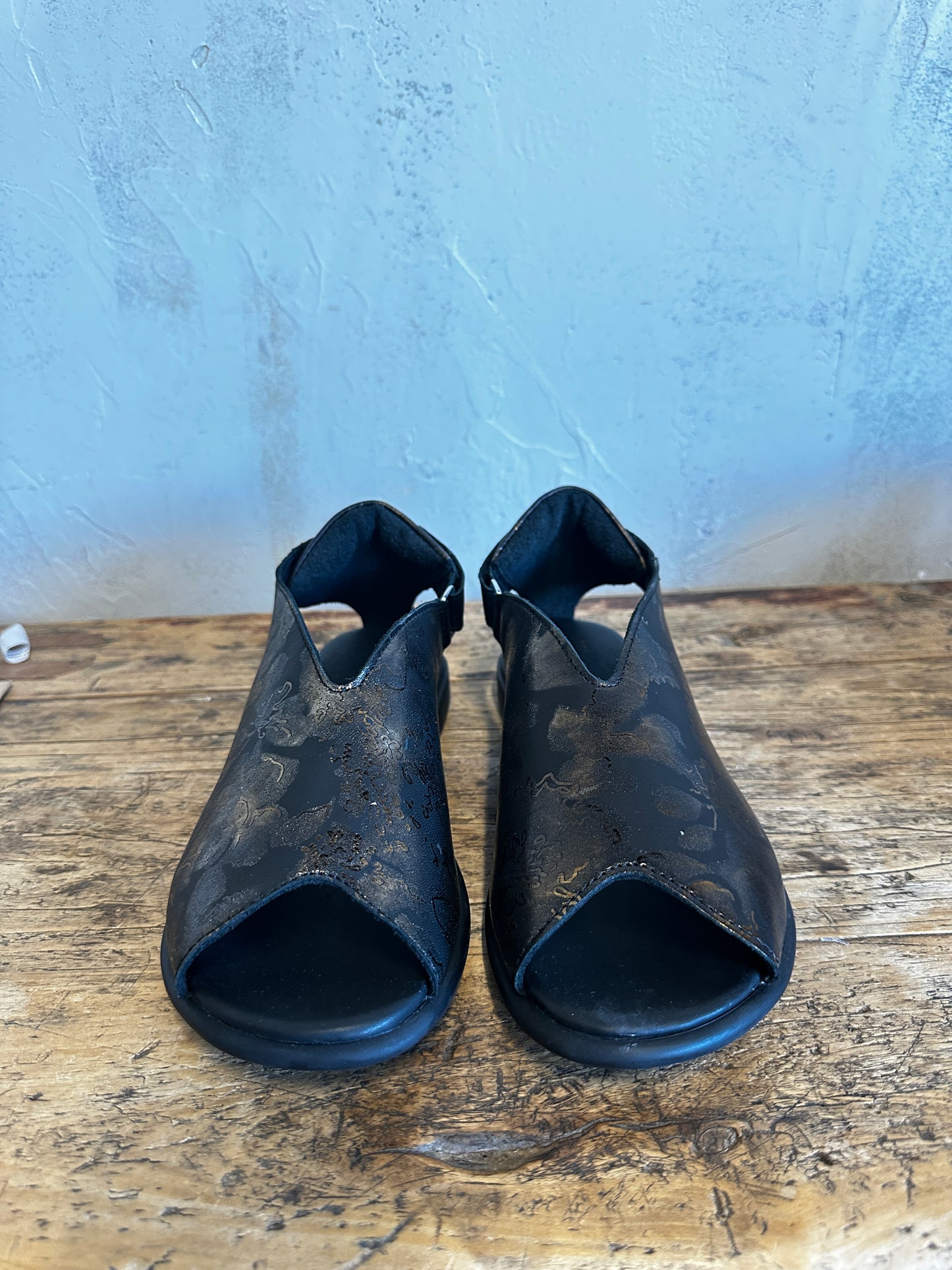 Kamaa Sandals in Black/Gold