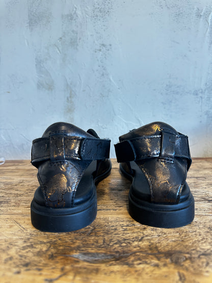 Kamaa Sandals in Black/Gold