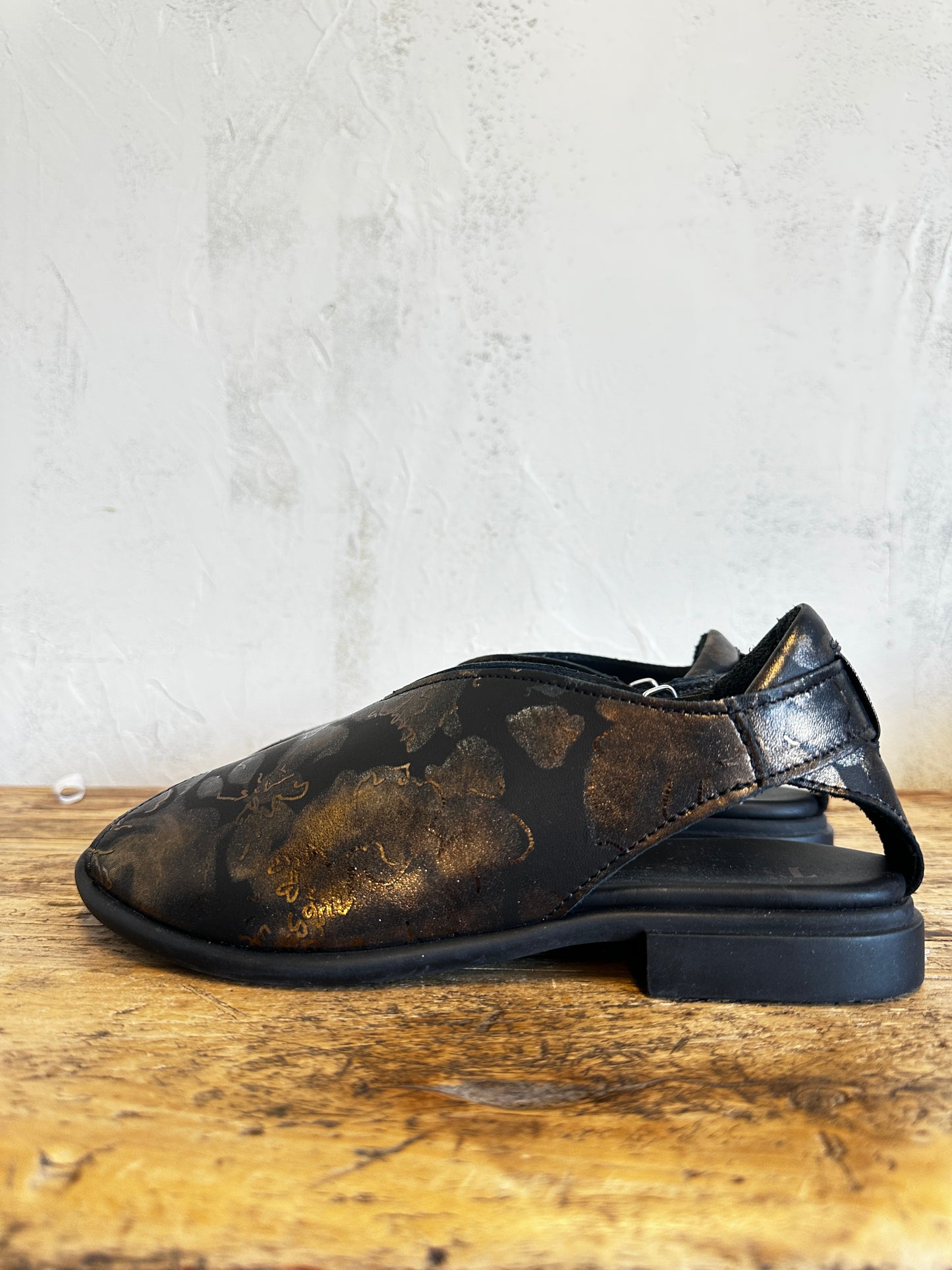 Kamaa Sandals in Black/Gold