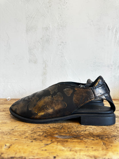 Kamaa Sandals in Black/Gold