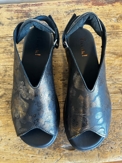 Kamaa Sandals in Black/Gold