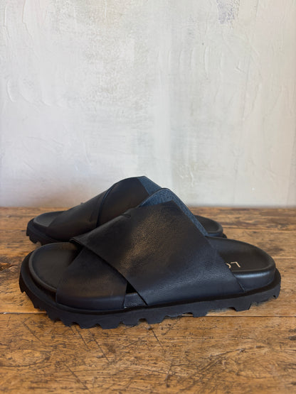 Crossed Leather Slide in Nero