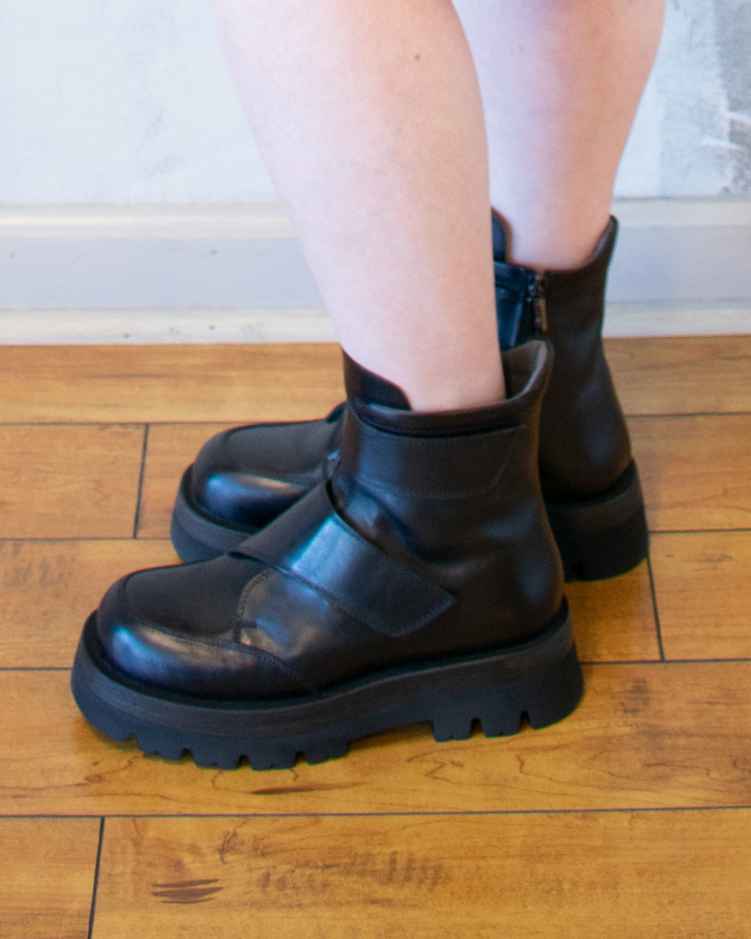 Londra Double Velcro Boot in Black