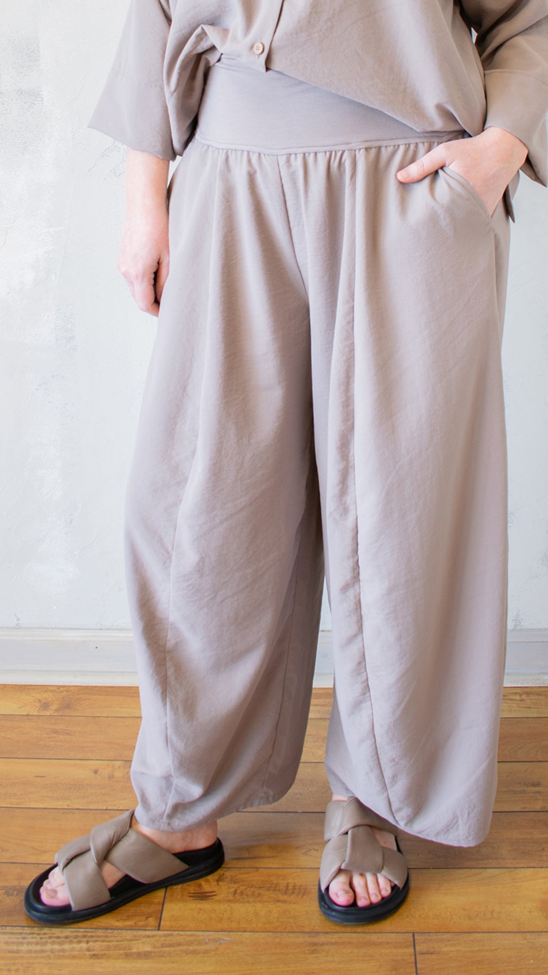 Basti V Pant in Taupe