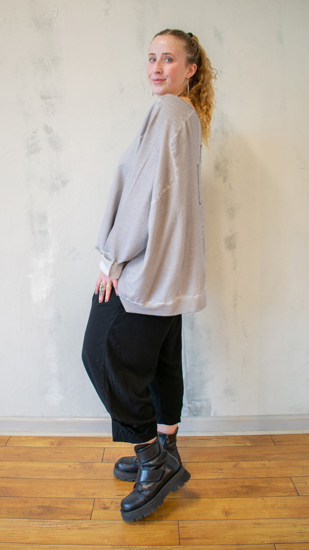 Wide Short Sweatshirt in Cement