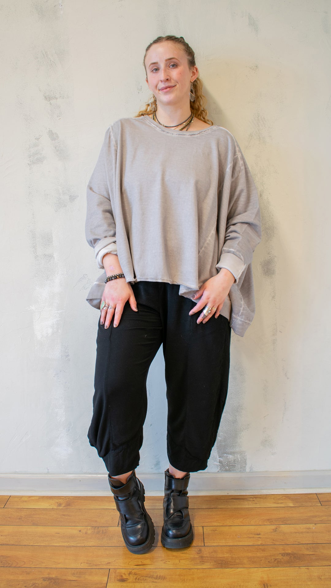 Wide Short Sweatshirt in Cement