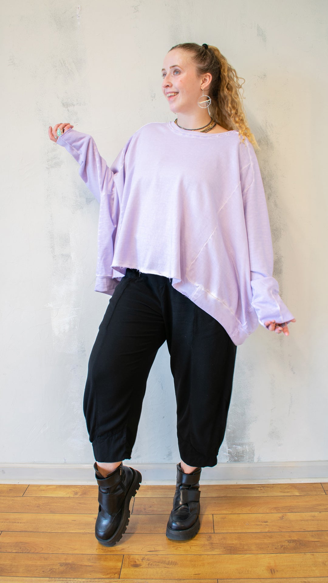 Wide Short Sweatshirt in Violet