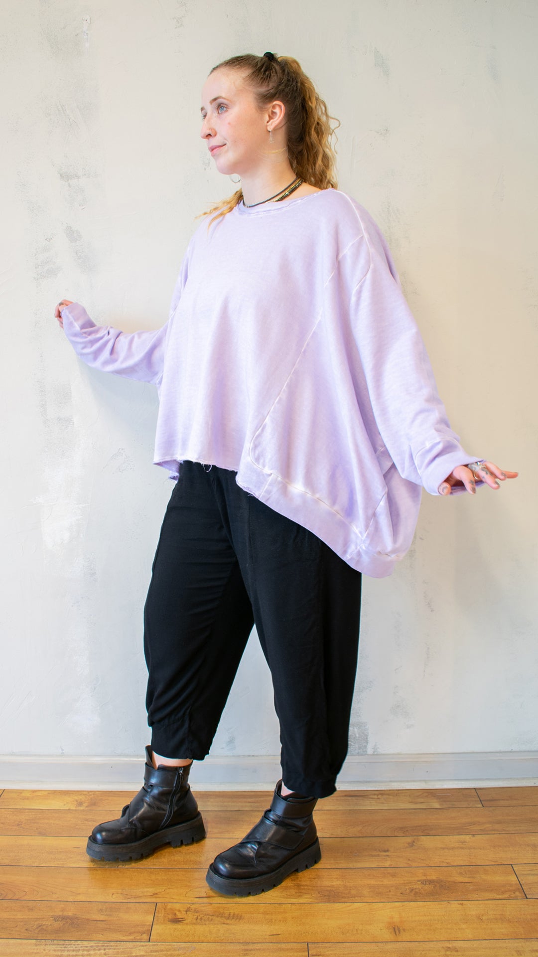 Wide Short Sweatshirt in Violet
