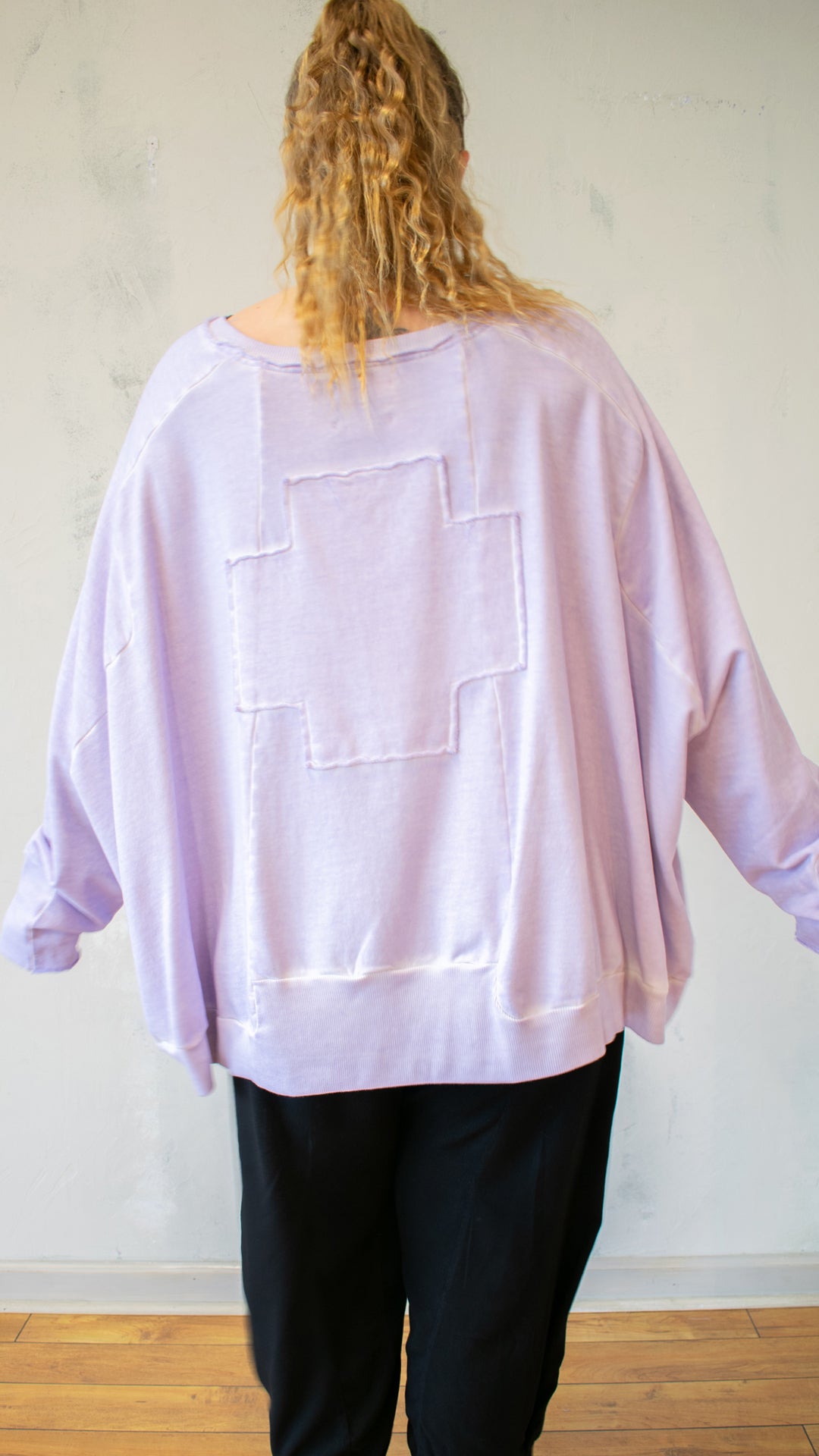 Wide Short Sweatshirt in Violet