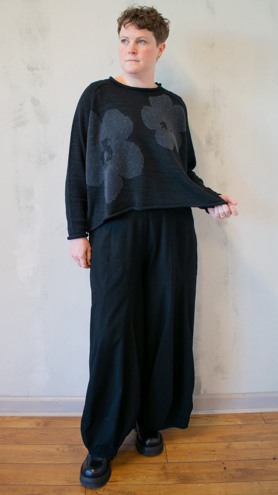 Intarsia Knit Flower Pullover in Black with Grey