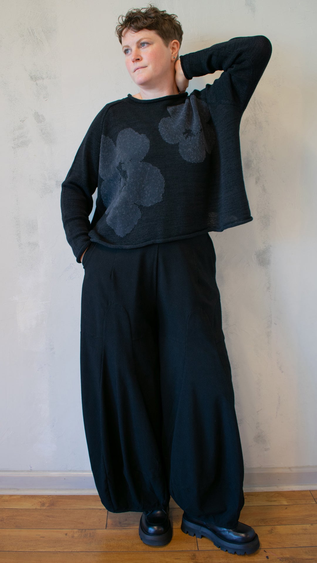 Intarsia Knit Flower Pullover in Black with Grey