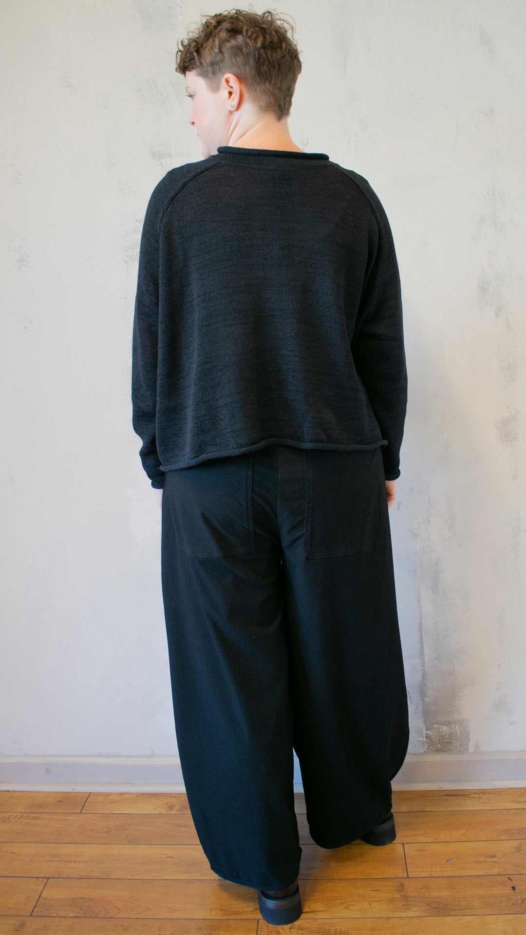 Intarsia Knit Flower Pullover in Black with Grey