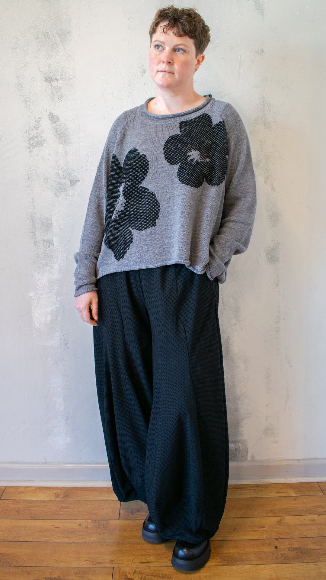 Intarsia Knit Flower Pullover in Dark Grey
